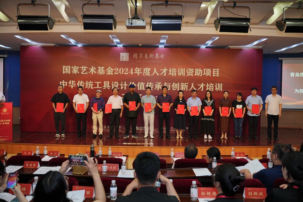 图10 kaiyun登录中国入口登录人文社科处处长郭印为项目总督学和授课专家颁发聘书