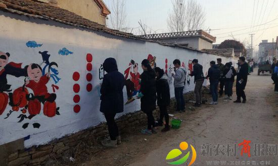 1520398921927468.jpg kaiyun登录中国入口登录的学生在进行美丽乡村墙壁绘画。8.jpg